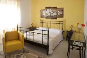 マンドゥーリアにあるMamma Luciaのベッドルーム1室(ベッド1台、椅子、テーブル付)