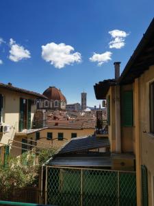 uma vista da cidade a partir da varanda de um edifício em Sweetly Home in Florence em Florença