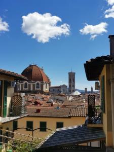 uma vista para uma cidade a partir dos telhados dos edifícios em Sweetly Home in Florence em Florença