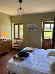 1 dormitorio con 1 cama, vestidor y ventana en la maison de Barbara, en La Guiche