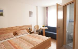 מיטה או מיטות בחדר ב-Landgasthof Sonne