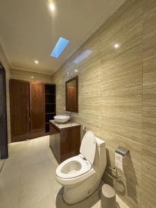 Kamar mandi di Sinergi Seminyak, New & Quiet Spacious Villa