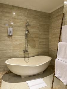 Kamar mandi di Sinergi Seminyak, New & Quiet Spacious Villa