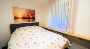 ein Schlafzimmer mit einem Bett und einem Wandgemälde in der Unterkunft Michels Apartment in Titisee-Neustadt