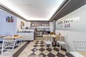 un ristorante con tavoli e sedie e una cucina di Hotel Ayri a Medesano