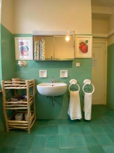 bagno con lavandino e parete verde di B&B Portofino a Portofino