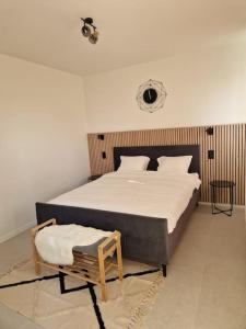 ein Schlafzimmer mit einem großen Bett und einem Stuhl in der Unterkunft Phoenix in Gent