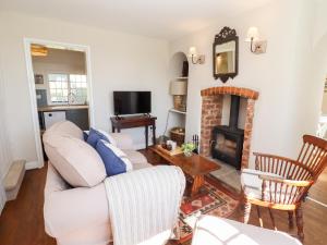 uma sala de estar com um sofá e uma lareira em The Alms Houses em Gloucester