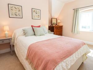 um quarto com uma cama grande e uma janela em The Alms Houses em Gloucester