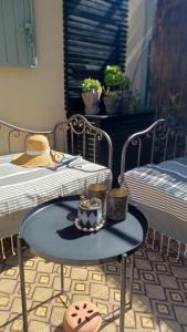 een tafel met een kom eten naast een bed bij Studio de charme avec jardin privatif à 10 minutes des plages in Le Beausset