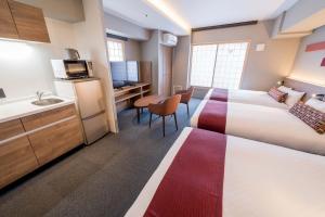 京都的住宿－RESI STAY Hotel Sun Chlorella，酒店客房带两张床和厨房