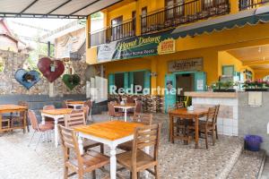 Restaurace v ubytování Javenir Hotel Tawangmangu Mitra RedDoorz + 24 fotografií