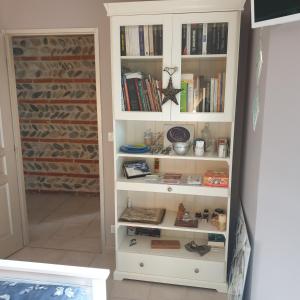 a book shelf filled with lots of books at Chez Cathie à Muret in Muret