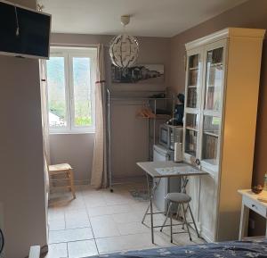 米雷的住宿－Chez Cathie à Muret，一个带桌子和窗户的小厨房