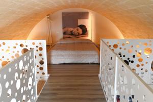um quarto com uma cama com um quadro na parede em LA DIMORA DI ANTOSA em Matera