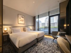 Habitación de hotel con cama grande y ventana grande. en GINZA HOTEL by GRANBELL en Tokio