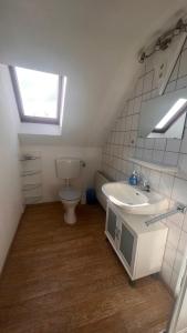 een badkamer met een wastafel en een toilet bij Buschhof Albers in Neuharlingersiel