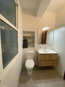 een witte badkamer met een toilet en een wastafel bij VibesCoruña- Ferrol 1D in Ferrol