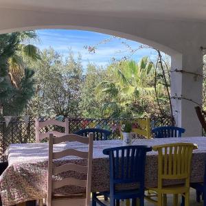 mesa y sillas con mesa y ventana en Cosy apartment with private swimming pool, en Santa Cristina d'Aro