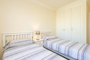 Dos camas una al lado de la otra en un dormitorio. en Home2Book Stunning Sea Views El Porís, en Porís de Abona 32 fotos más