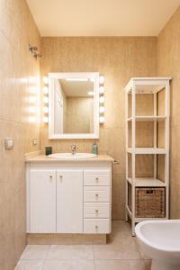 un baño con lavabo y espejo en Home2Book Stunning Sea Views El Porís, en Porís de Abona