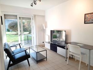 Televízia a/alebo spoločenská miestnosť v ubytovaní Ty Cocoon- Appartement avec terrasse et parking privé