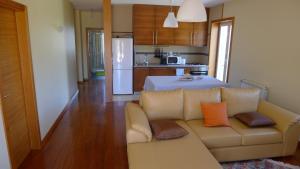 a living room with a couch and a kitchen at Villa Rio in Tangil