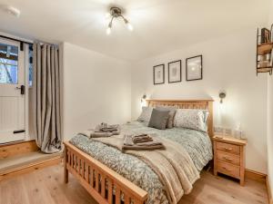 מיטה או מיטות בחדר ב-Heathcote Hideaway - Uk36659