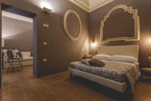 um quarto com uma cama e um espelho na parede em Antico Convento San Francesco em Bagnacavallo
