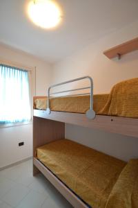 een kamer met 2 stapelbedden en een raam bij Modern flat in central location in Rosolina Mare in Rosolina Mare