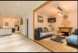 un soggiorno con un divano e un tavolo di Superbe grande maison de ville! a Solomiac