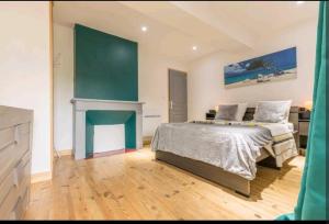 una camera da letto con un letto grande e un camino di Superbe grande maison de ville! a Solomiac Altre 13 foto