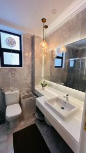 Ένα μπάνιο στο Sodic Westown Residence 3 +41 φωτογραφίες