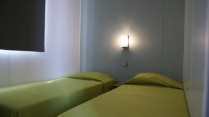 Postel nebo postele na pokoji v ubytování CAMPING MONTE ORTU