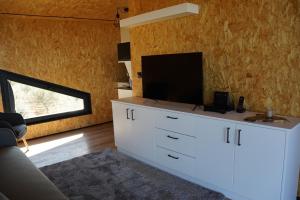 una sala de estar con TV en un armario blanco en CÔA HONEYCOMB, en Pinhel