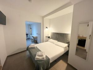 A bed or beds in a room at Vitium Córdoba Még 37 kép