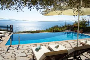 una piscina con vistas al océano en The Lookout, boutique villa., en Sivota