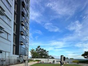 Blick auf ein Gebäude mit blauem Himmel in der Unterkunft Avida Tower 2 Mountain View Condominium in Davao City