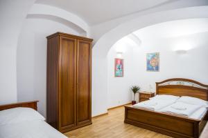 1 dormitorio con 1 cama y armario de madera en Hostel Little Quarter, en Praga