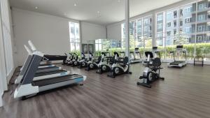 Fitnesscentret og/eller fitnessfaciliteterne på Cozy 1-bedroom condo close to MRT near JJ market