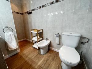 a bathroom with a toilet and a bidet at Casa Isabel aeropuerto feria Valencia in Partida de La Cañada +27 photos