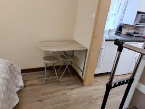 een kleine tafel in de hoek van een kleine kamer bij Damjanich apartman in Kaposvár
