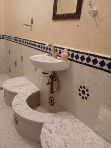 A bathroom at Riad Rime Garden Marrakech