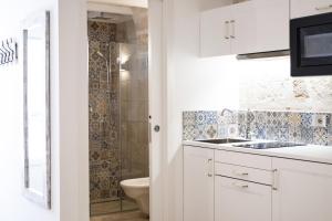 ein Bad mit einem WC, einem Waschbecken und einer Dusche in der Unterkunft Dimora Don Vincenzo - Puglia Mia Apartments in Monopoli