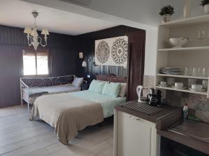 艾爾帕索的住宿－Hacienda FELIX，一间卧室配有一张床铺和一张桌子,还设有一间厨房