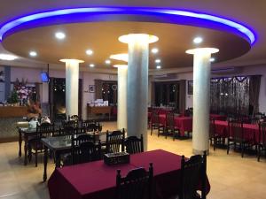バーンラムンにあるSK Resort Pattayaの青い天井のレストラン