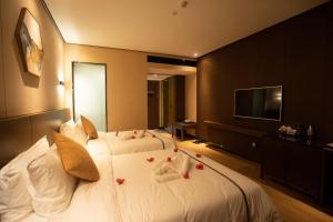 Rúm í herbergi á Huanyu Jun Hui Hotel