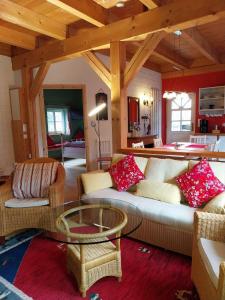 ein Wohnzimmer mit einem Sofa und einem Tisch in der Unterkunft Landhaus Vreburg in Butjadingen