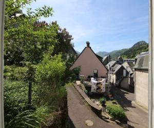 una casa con vistas a una pequeña localidad en Maison 6-9 pers pour vacances et cure thermale, en Le Mont-Dore