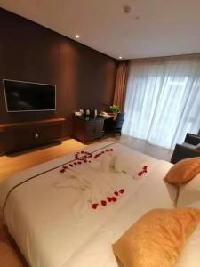 Rúm í herbergi á Huanyu Jun Hui Hotel